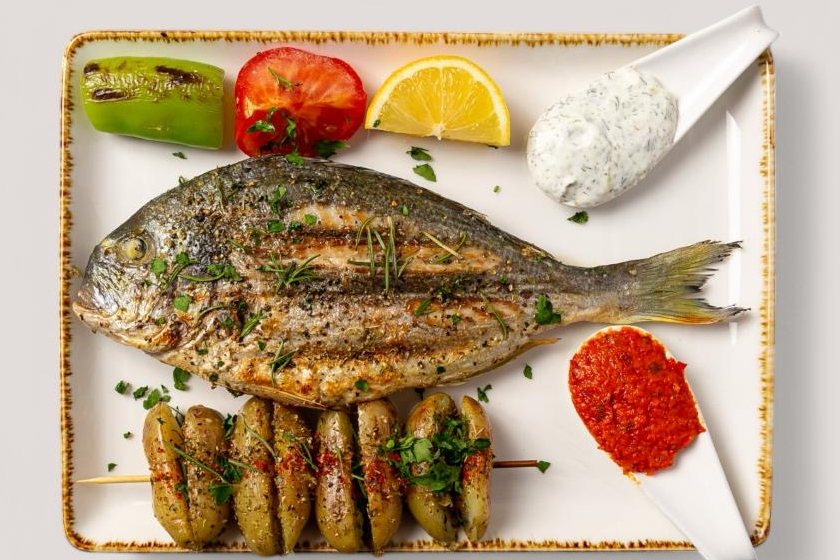 Ganze Dorade vom Holzkohlegrill mit Kartoffeln, Zitrone und zwei Dips